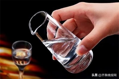 ​怎么看你喝的酒是不是勾兑的？行家说答案就在瓶身上